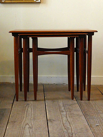 Nesting table_c0139773_18180837.jpg