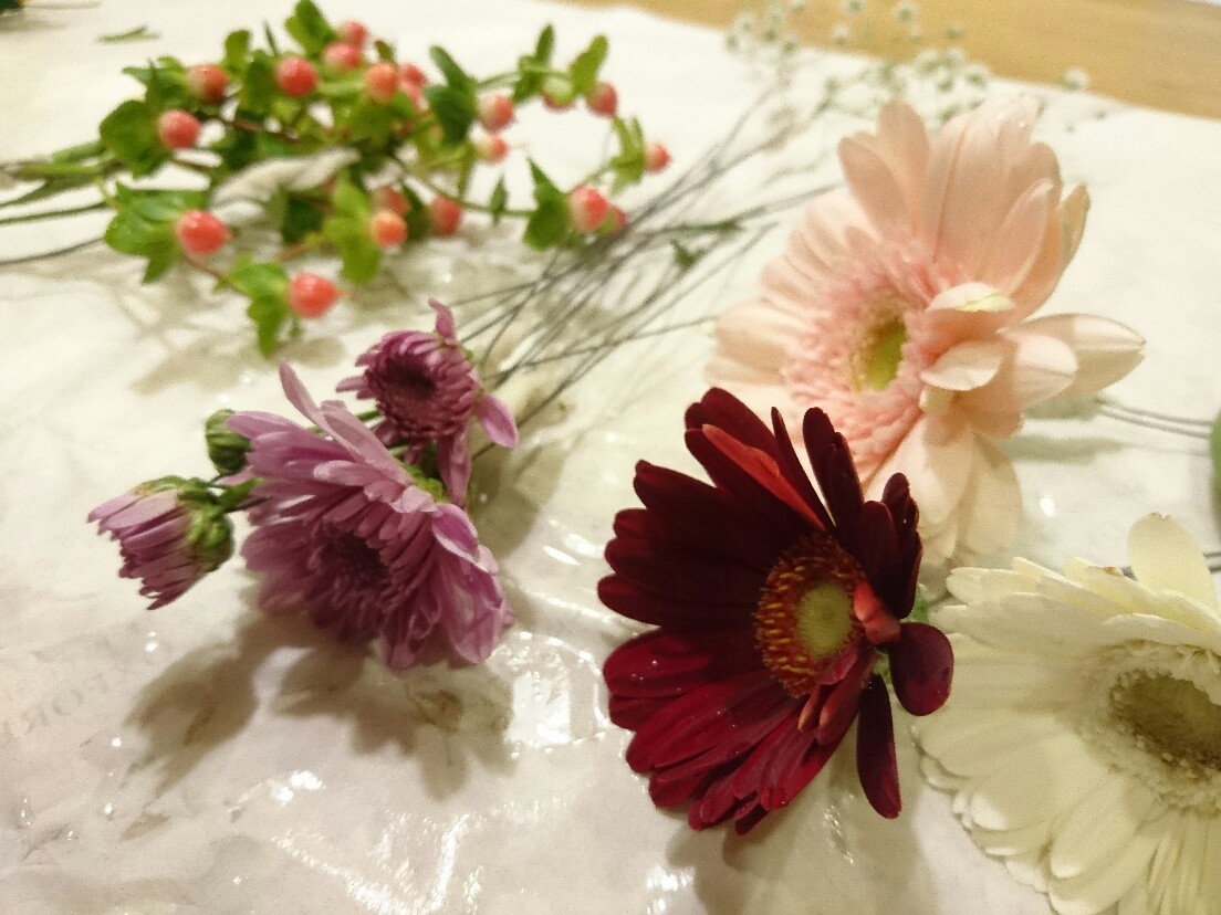 生花の髪飾り 成人式 山庭居 庭に居ます 生花の髪飾り 成人式 山庭居 庭に居ます