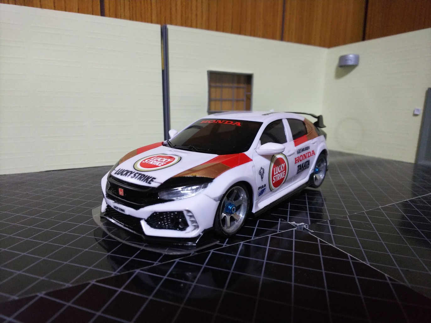 ミニッツ シビックTYPE-R ラッキーストライクカラー ミニッツ シビックTYPE-R ラッキーストライクカラー
