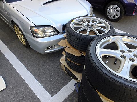 Bhレガシィ ホイール交換 青いそらの下で Bhレガシィ ホイール交換 青いそらの下で