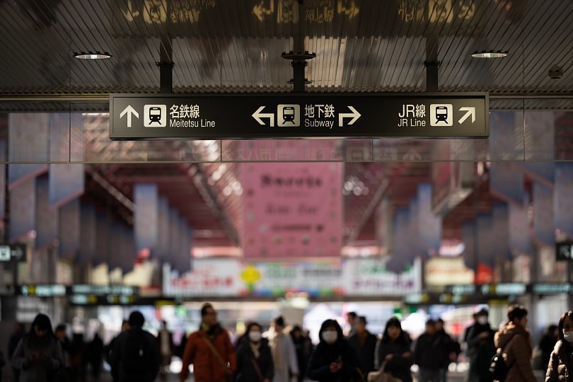 金山総合駅の雑踏を愛でる光蜥蜴_d0353489_16562626.jpg