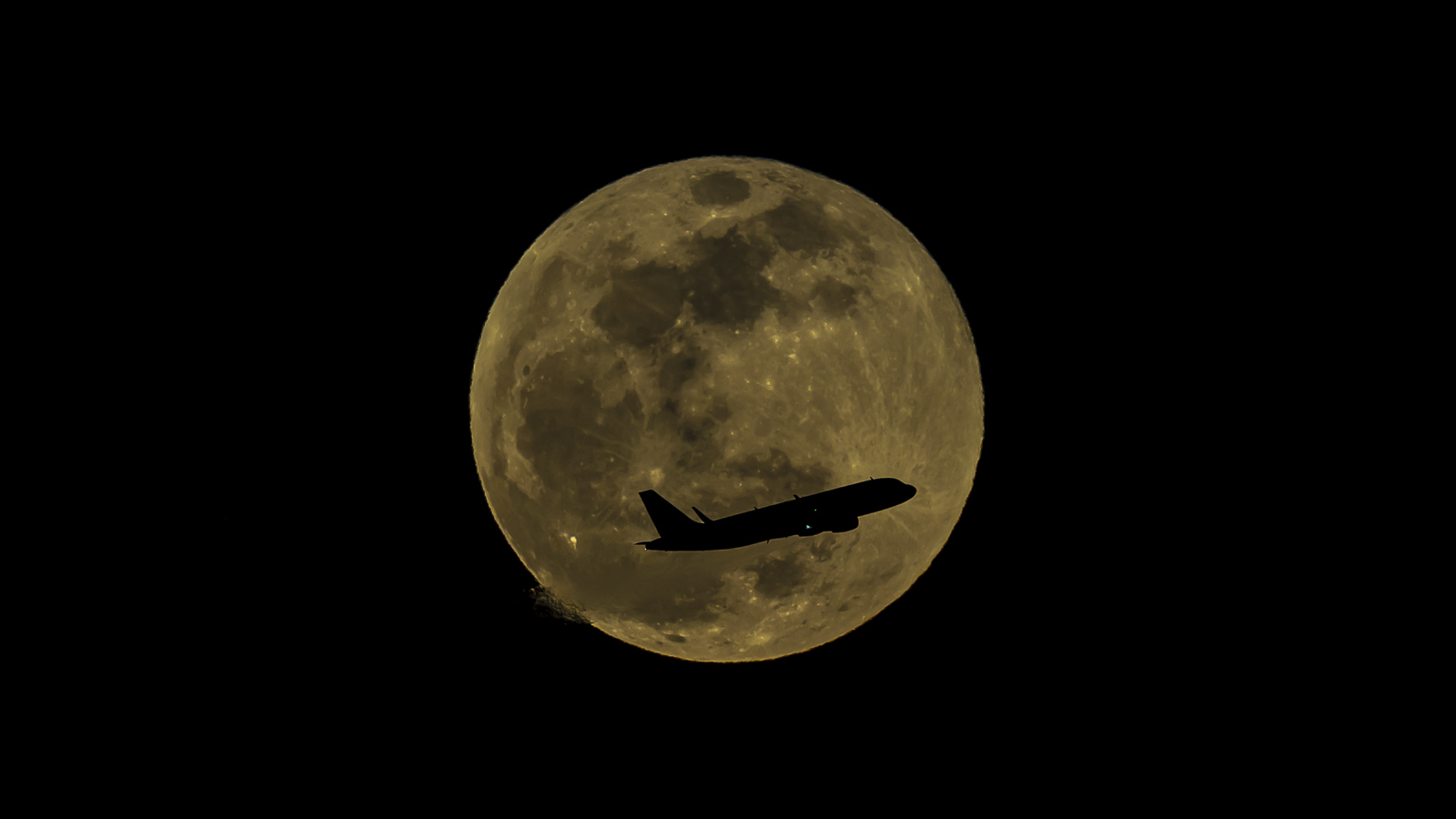 満月と飛行機_b0029315_20125089.jpg