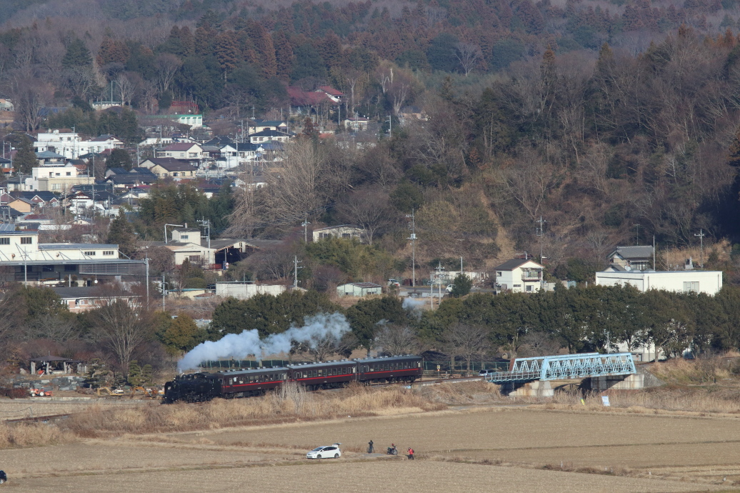 青い鉄橋を渡って築堤へ - 2019年冬・真岡鉄道 -_b0190710_23344127.jpg