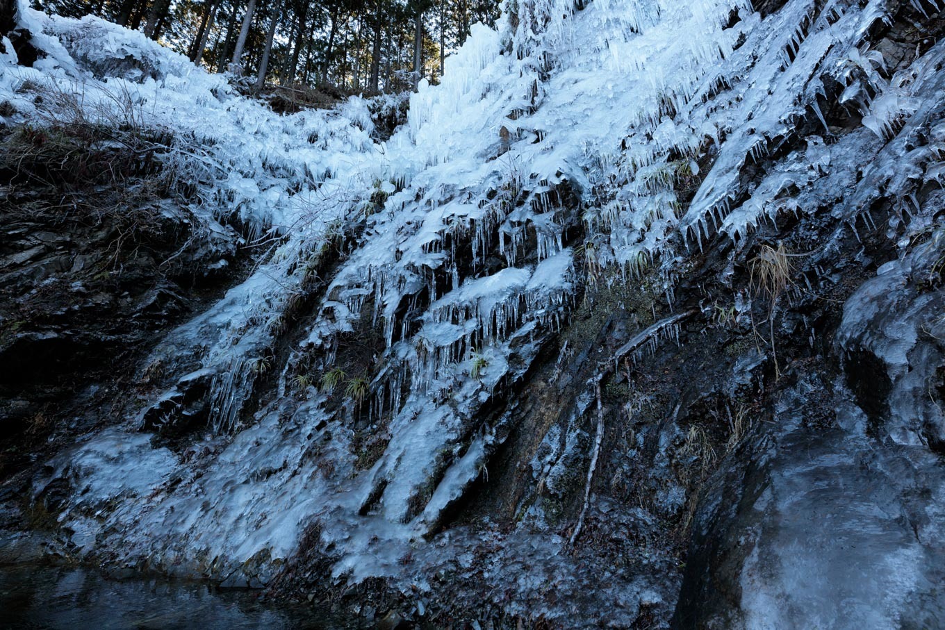 氷柱の造形美に大接近！「ひさつき氷柱」_c0369219_16102740.jpg