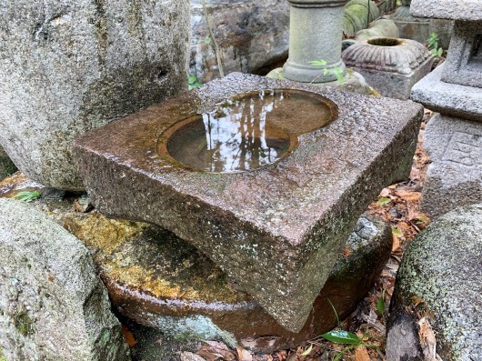 硯の手水鉢 月見の手水鉢 男のロマンは女の不満 硯の手水鉢 月見の手水鉢 男のロマンは女の不満