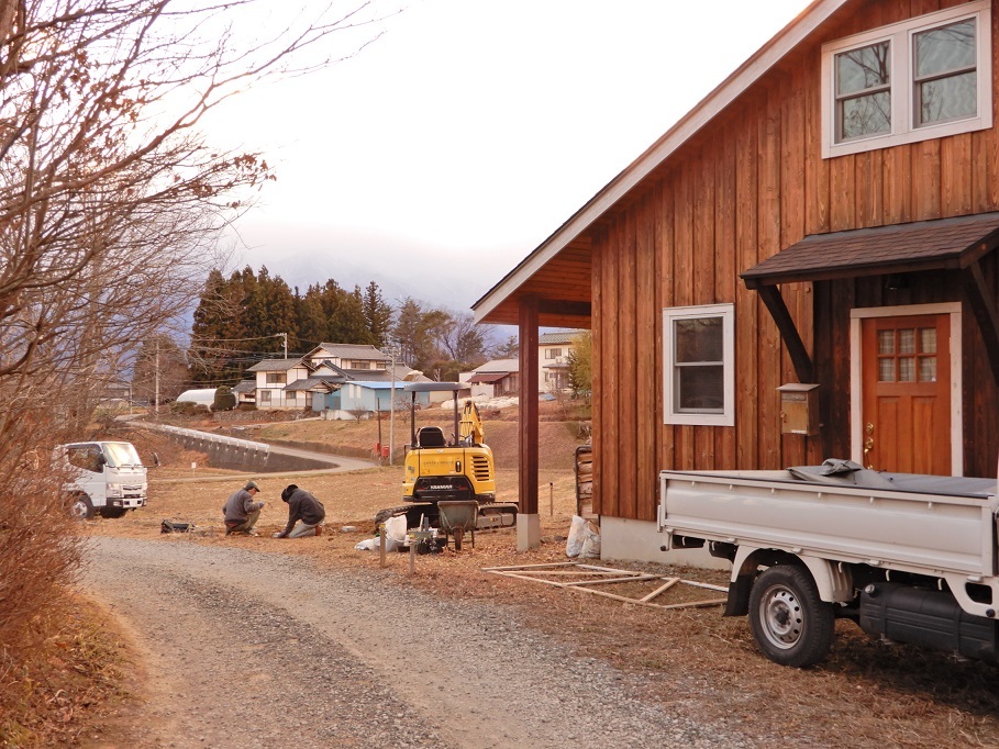 高根町Y田さん邸の薪小屋づくり _a0211886_17450365.jpg