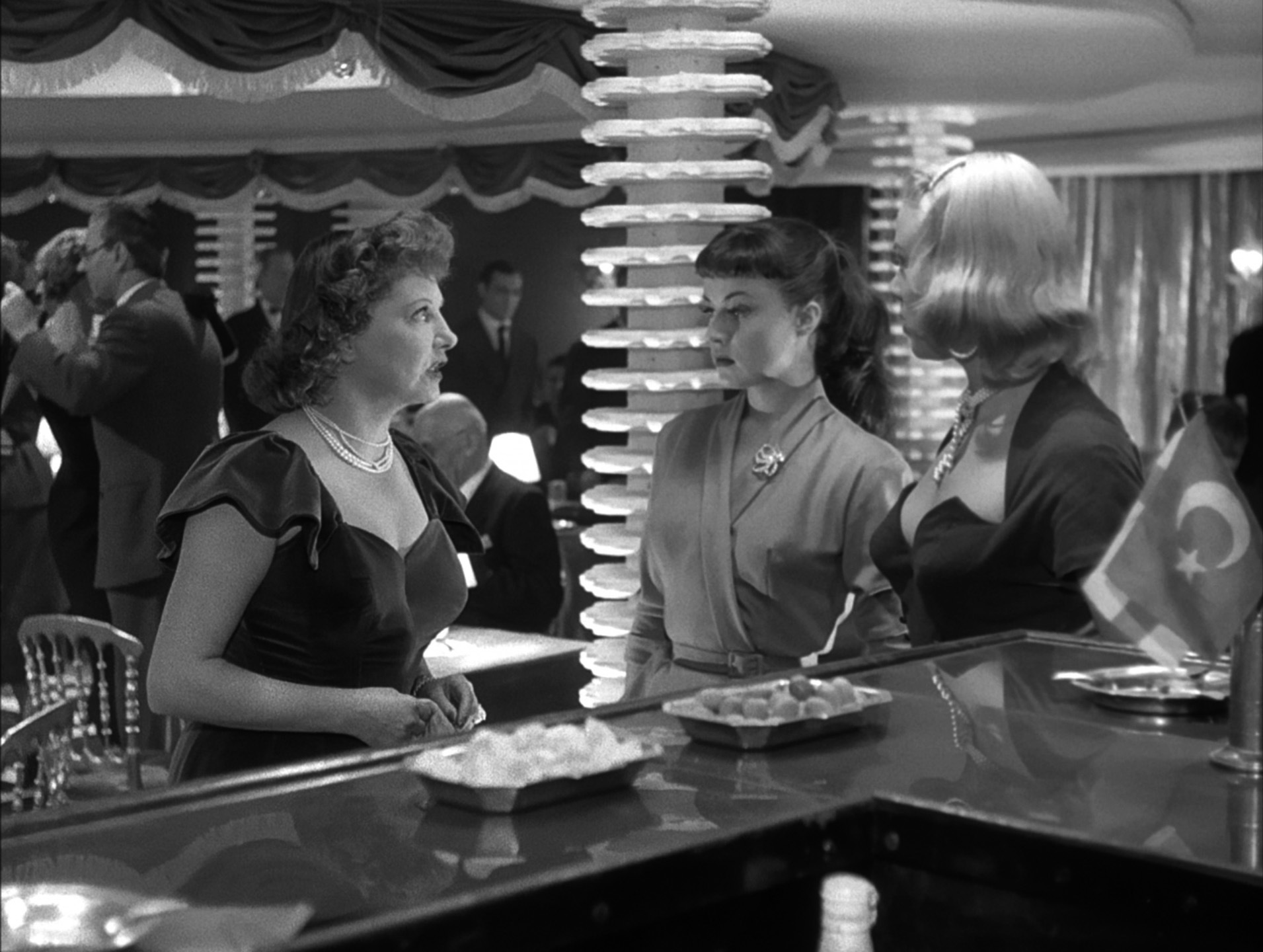 ジャンヌ・モロー（Jeanne Moreau）「現金に手を出すな」（1954）《踊り子編》_e0042361_17123332.jpg