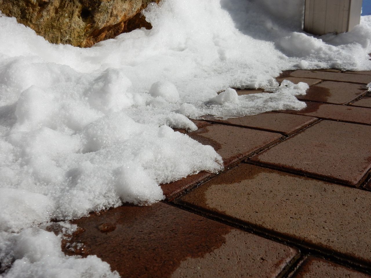 真冬日に雪がとける 5号館を出て