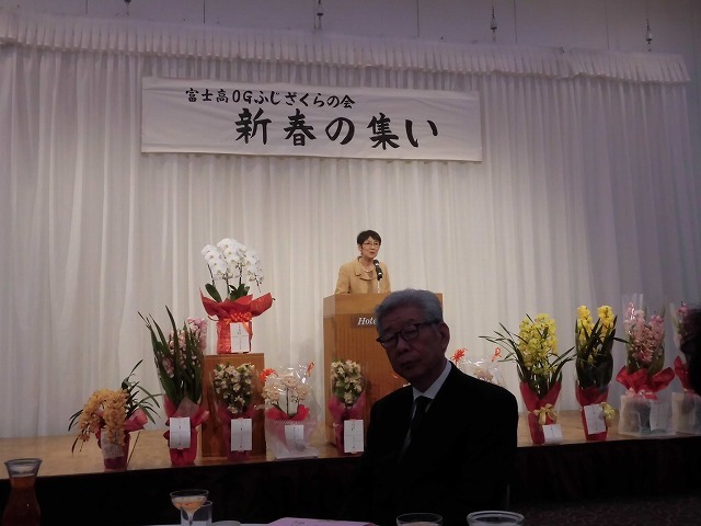 花に囲まれ、きめ細やかな演出に感激　初めて出席した「富士高ＯＧふじざくらの会」_f0141310_08094236.jpg