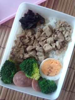 まぐろのしぐれ煮弁当_f0112873_2329294.jpg