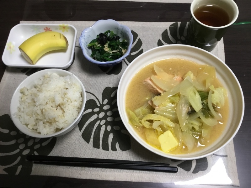 ひまわり荘 夕食 鮭のちゃんちゃん鍋風 ほうれん草の海苔和え バナナ 今日の献立