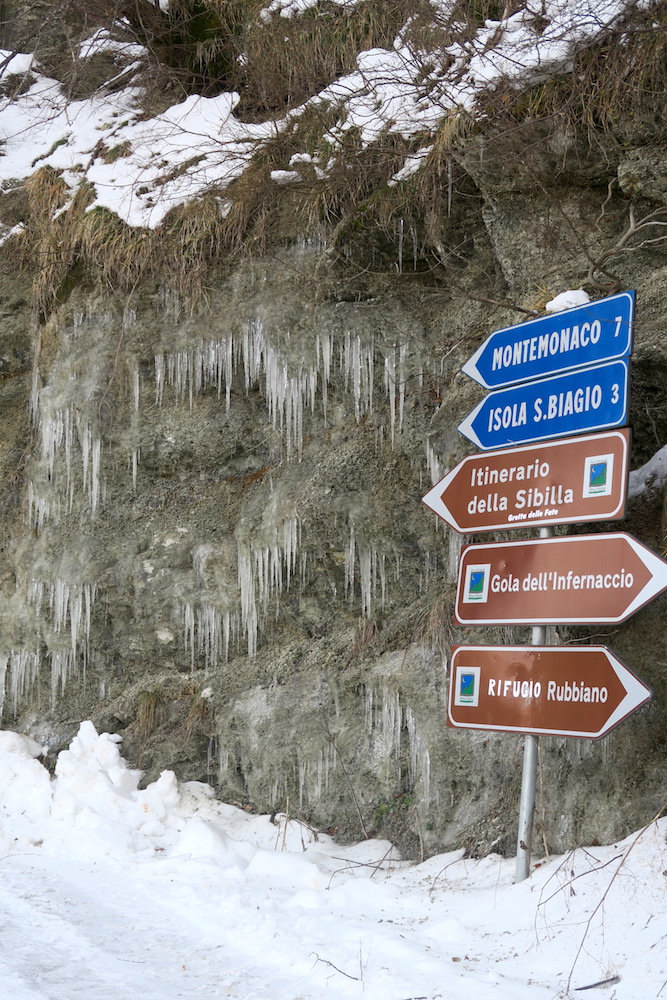 雪と氷柱美しいけれど道 危険、シビッリーニ山脈_f0234936_8194232.jpg