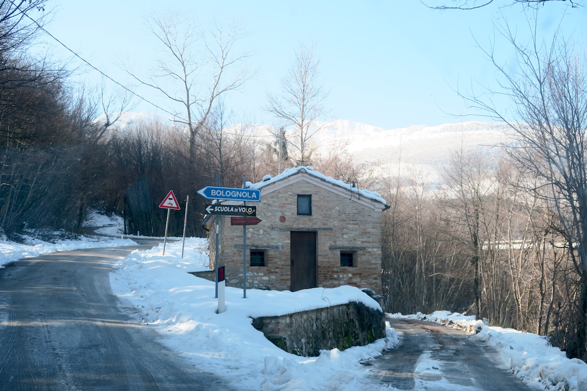 雪と氷柱美しいけれど道 危険、シビッリーニ山脈_f0234936_8283944.jpg