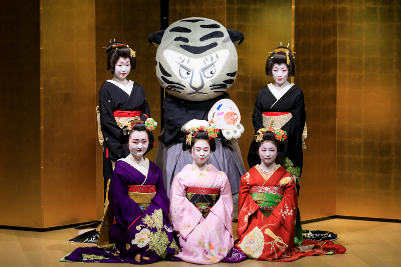 春の舞・国立博物館(祗園甲部 槇子さん、市有里さん、朋子さん、槇里子さん、美羽子さん)_f0155048_23245587.jpg