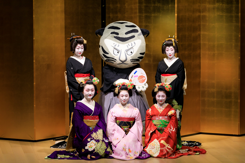 春の舞・国立博物館(祗園甲部 槇子さん、市有里さん、朋子さん、槇里子さん、美羽子さん)_f0155048_23371172.jpg