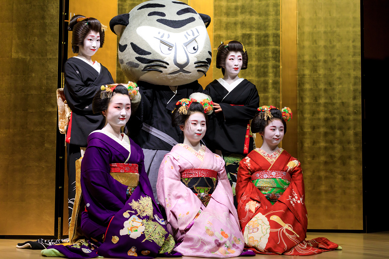 春の舞・国立博物館(祗園甲部 槇子さん、市有里さん、朋子さん、槇里子さん、美羽子さん)_f0155048_2338327.jpg