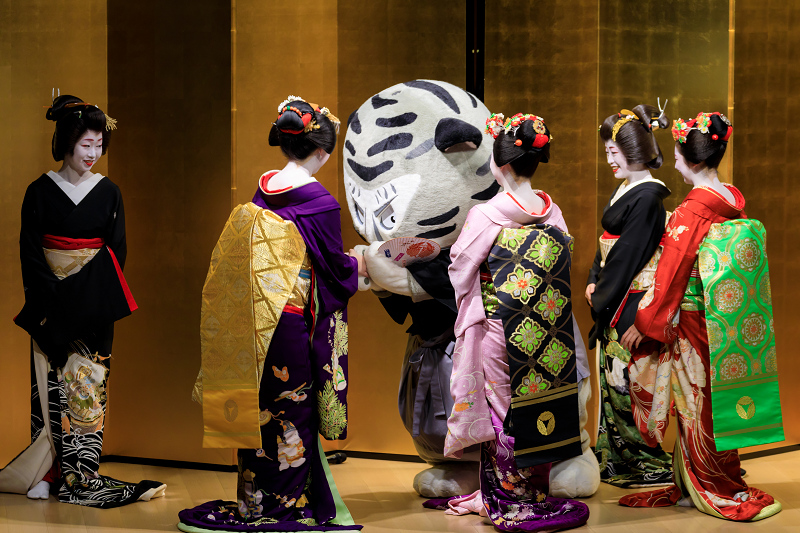 春の舞・国立博物館(祗園甲部 槇子さん、市有里さん、朋子さん、槇里子さん、美羽子さん)_f0155048_2339074.jpg