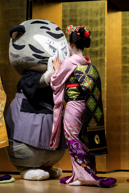 春の舞・国立博物館(祗園甲部 槇子さん、市有里さん、朋子さん、槇里子さん、美羽子さん)_f0155048_2340090.jpg