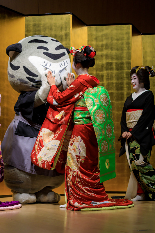 春の舞・国立博物館(祗園甲部 槇子さん、市有里さん、朋子さん、槇里子さん、美羽子さん)_f0155048_2340552.jpg