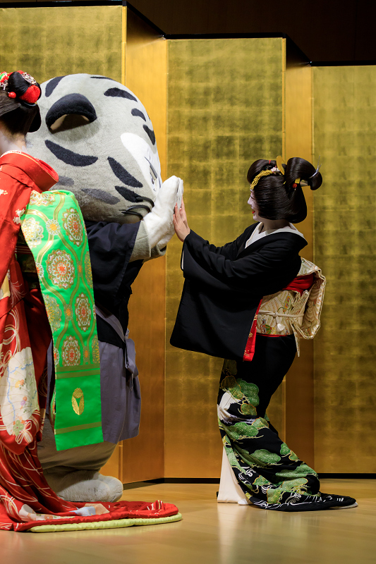 春の舞・国立博物館(祗園甲部 槇子さん、市有里さん、朋子さん、槇里子さん、美羽子さん)_f0155048_2340973.jpg