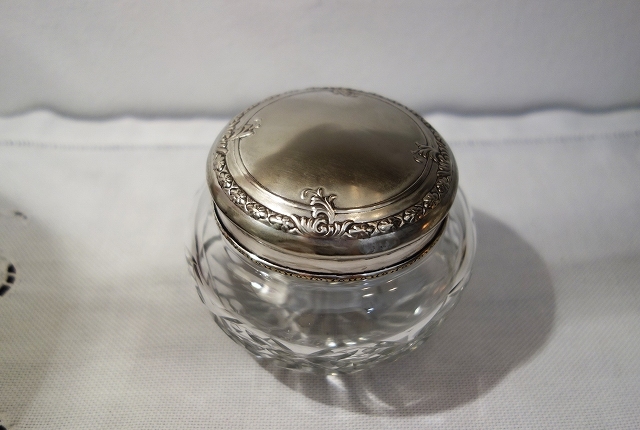 シルバープレート蓋のパウダー入れ56と香水瓶57 : スペイン