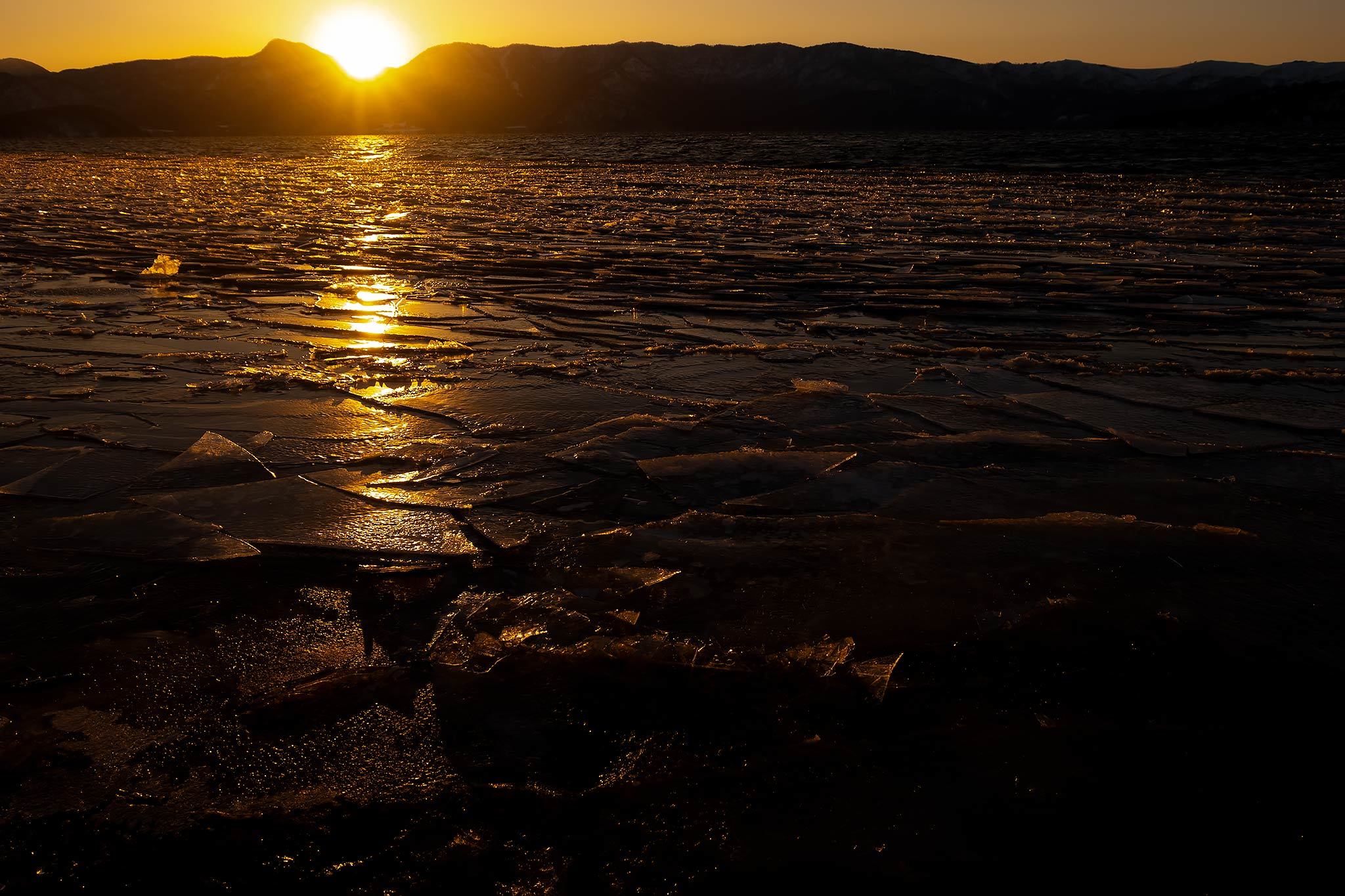 屈斜路湖、クリスタル板ガラスな氷。_b0189415_20503238.jpg