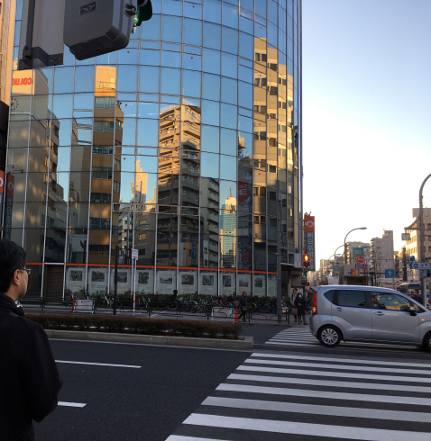 田原町駅角朝日信用金庫ビルにうつりこむもの_e0000935_18325036.jpg