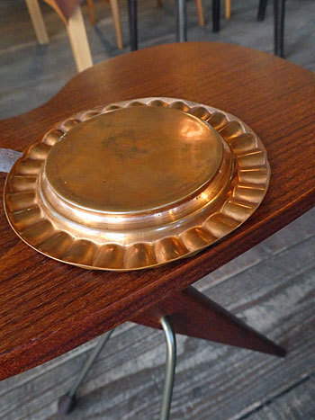 side table with ashtray_c0139773_17284971.jpg
