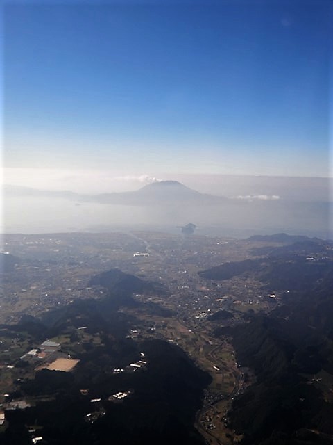 藤田八束の空の旅@鹿児島の絶景は錦江湾と桜島、瀬戸内海には瀬戸大橋と渦潮_d0181492_23441129.jpg