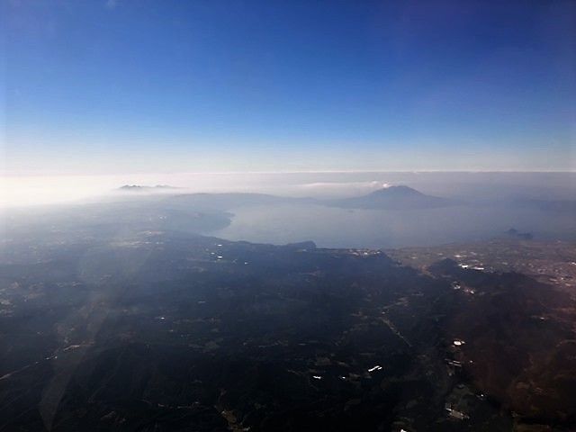 藤田八束の空の旅@鹿児島の絶景は錦江湾と桜島、瀬戸内海には瀬戸大橋と渦潮_d0181492_23443536.jpg