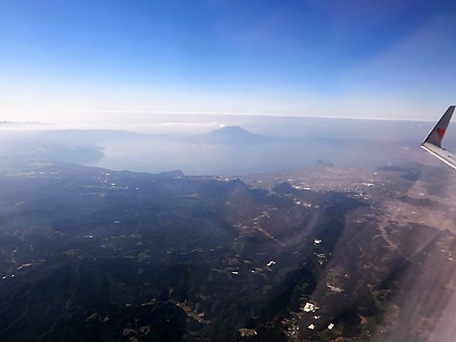 藤田八束の空の旅@鹿児島の絶景は錦江湾と桜島、瀬戸内海には瀬戸大橋と渦潮_d0181492_23444537.jpg