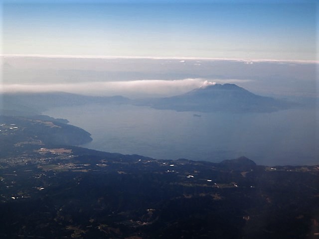 藤田八束の空の旅@鹿児島の絶景は錦江湾と桜島、瀬戸内海には瀬戸大橋と渦潮_d0181492_23451255.jpg