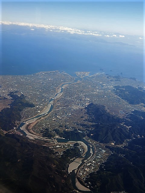 藤田八束の空の旅@鹿児島の絶景は錦江湾と桜島、瀬戸内海には瀬戸大橋と渦潮_d0181492_23452670.jpg