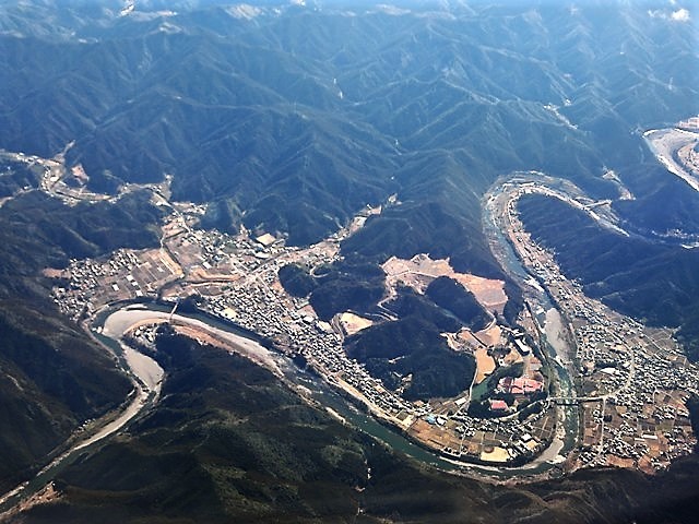 藤田八束の空の旅@鹿児島の絶景は錦江湾と桜島、瀬戸内海には瀬戸大橋と渦潮_d0181492_23453973.jpg