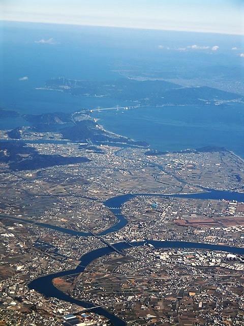 藤田八束の空の旅@鹿児島の絶景は錦江湾と桜島、瀬戸内海には瀬戸大橋と渦潮_d0181492_23455055.jpg