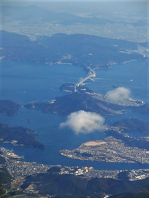 藤田八束の空の旅@鹿児島の絶景は錦江湾と桜島、瀬戸内海には瀬戸大橋と渦潮_d0181492_23462553.jpg