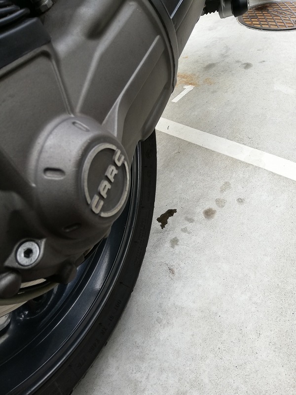 またまたオイル漏れ Anew Oil Leak なんでバイクに乗るのでしょう