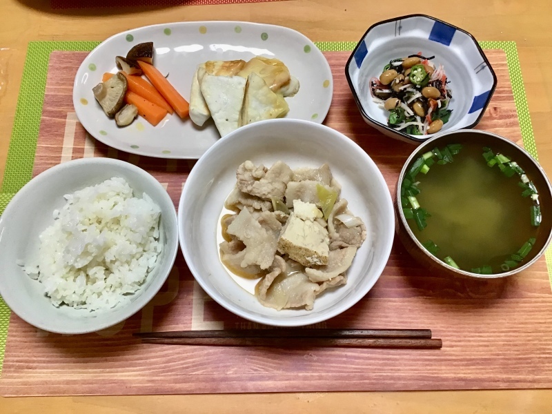 あじさい荘 夕食 肉豆腐 はんぺんチーズ焼 椎茸人参バターソテー ひじき豆オクラサラダ ご飯 ワカメ味噌汁 今日の献立