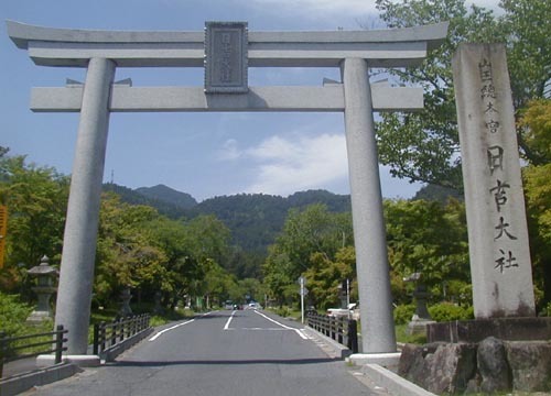 ●神社の造形―日吉大社、比叡山坂本駅から大鳥居まで_d0053294_23340009.jpg