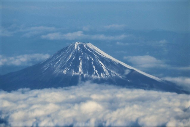 藤田八束の鉄道写真＠藤田八束のANAでの旅、飛行機からの富士山は最高、冠雪した富士山が駿河湾に美しい姿を見せる・・絶景!!、そして鉄道写真_d0181492_22011679.jpg