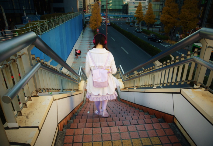 街角スナップ 東京新宿 階段降りるピンク女子 As It Is