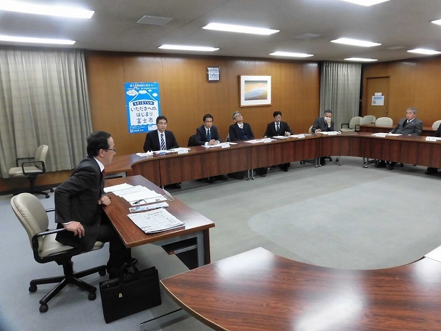 「若い世代が富士市に住み続けるためには」をテーマにした「富士市シティプロモーション懇話会」に議長の代理出席_f0141310_07551164.jpg