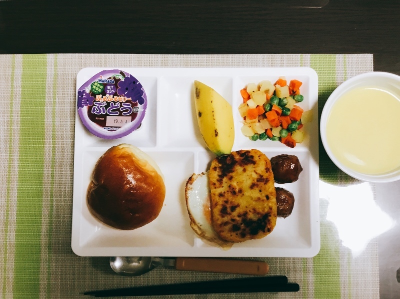 ひまわり荘&#127803;朝食 パン 目玉焼き ハッシュドポテト 肉団子 コーンスープ ベーコン ミックスベジタブル バナナ ブドウゼリー _c0357519_06424582.jpeg