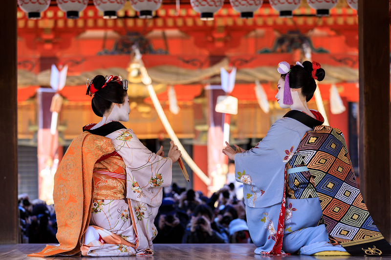 祇園さんの節分祭・舞踊奉納と豆まき（先斗町　もみ香さん、市沙登さん）_f0155048_0382959.jpg