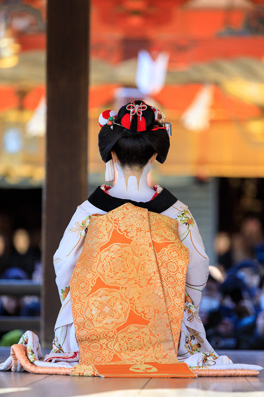 祇園さんの節分祭・舞踊奉納と豆まき（先斗町　もみ香さん、市沙登さん）_f0155048_0391550.jpg