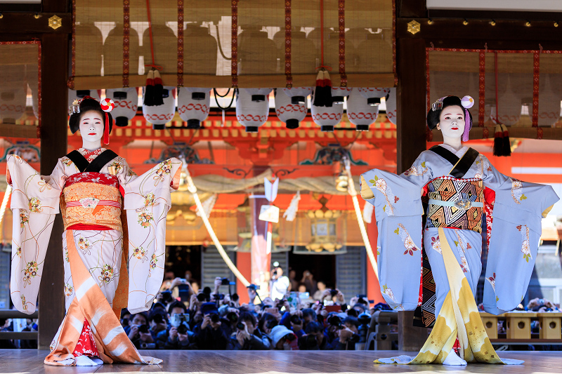 祇園さんの節分祭・舞踊奉納と豆まき（先斗町　もみ香さん、市沙登さん）_f0155048_0392162.jpg