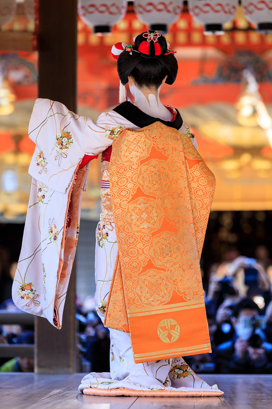 祇園さんの節分祭・舞踊奉納と豆まき（先斗町　もみ香さん、市沙登さん）_f0155048_0393780.jpg