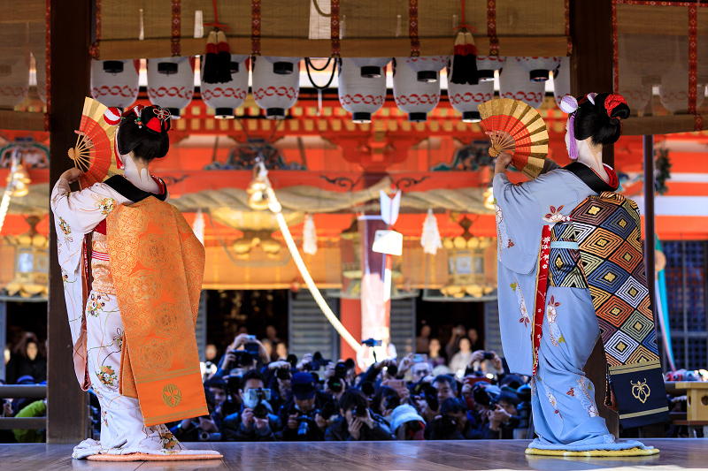 祇園さんの節分祭・舞踊奉納と豆まき（先斗町　もみ香さん、市沙登さん）_f0155048_0394983.jpg