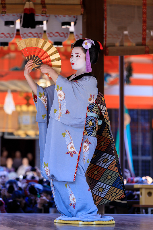 祇園さんの節分祭・舞踊奉納と豆まき（先斗町　もみ香さん、市沙登さん）_f0155048_040361.jpg