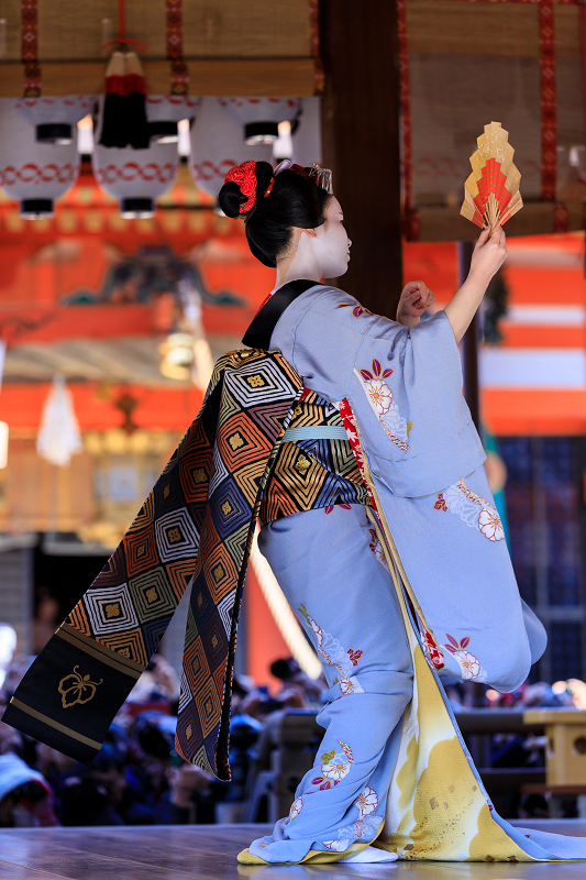 祇園さんの節分祭・舞踊奉納と豆まき（先斗町　もみ香さん、市沙登さん）_f0155048_0404122.jpg